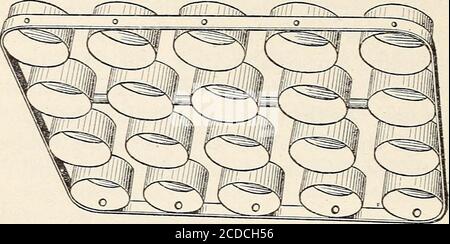 . Pasteurisierung Milch in Flaschen und Abfüllung heiße Milch pasteurisiert in loser Schüttung . Abb. 4. – eine andere Art von ununterbrochener Maschine, in der die Milchflaschen ordinarycaps haben und durch Duschen des Wassers bei verschiedenen Temperaturen geführt werden. Gekühlt. Die Deckel der Flaschen sind durch Metallkappen geschützt, die wie in Abbildung 5 dargestellt sind. Dieser Rahmen aus Metallkappen bedeckt die Oberseite jeder Flasche in der Kiste. Der Pasteurisierabschnitt der Maschine befindet sich in der Mitte mit dem Vorheiz- und Kühlteil an jedem Ende. Die Vorheiz- und Kühlabschnitte sind durch Kanäle verbunden, da die kühle milke Stockfoto