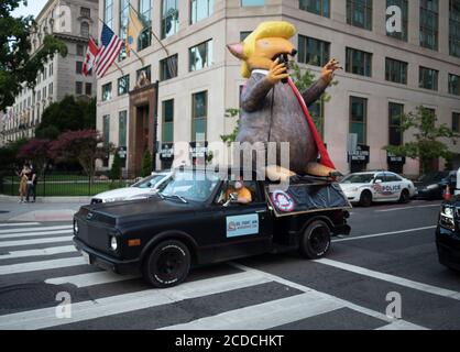 Washington DC, USA. 27. August 2020: Demonstranten treten während einer Demonstration von Black Lives Matter in Washington, DC auf. Die Krähe protestierte gegen Polizeibrutalität, den Tod von George Floyd und systemischen Rassismus. Es ist über 90 Tage seit Floyds Tod vergangen und am Freitag wird der nationale Protest der Black Lives Matter in Washington, DC stattfinden.Quelle: Brian Branch Price/ZUMA Wire/Alamy Live News Stockfoto