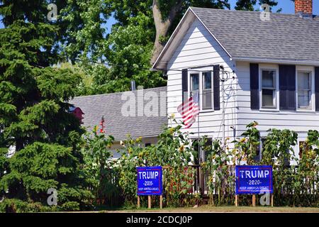 Flagg Center, Illinois, USA. Ein Hausbesitzer zeigt ihre politische Priorität und Unterstützung für Donald Trump mit Schildern in der Front und Seitenhof. Stockfoto