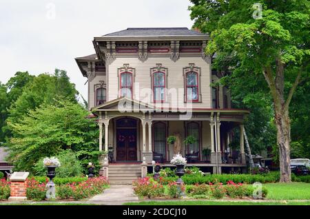 Sycamore, Illinois, USA. Ein wunderschön restauriertes und gepflegtes Haus mit einer umlaufenden Veranda und weitläufiger Landschaft. Stockfoto