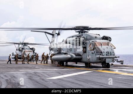 200826-N-RU810-1092 PHILIPPINISCHES MEER (AUG 26, 2020) Schiffe, die der 31. Marine Expeditionary Unit (MEU) zugewiesen wurden, besteigen einen CH-53 Super Hengst Hubschrauber, der dem 31. MEU, Marine Medium Tiltrotor Squadron (VMM) 262 (verstärkt) auf dem Flugdeck des vorwärts eingesetzten amphibischen Sturmschiffs USS America (LHA 6) zugewiesen wurde, um einen Besuch, ein Board, such- und Beschlagnahme-Übung. America, Flaggschiff der America Expeditionary Strike Group, 31. Marine Expeditionary Unit Team, ist im 7. US-Flottenbereich tätig, um die Interoperabilität mit Verbündeten und Partnern zu verbessern und als Area zu dienen Stockfoto