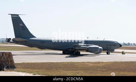 Ein US Air Force KC-135 Stratotanker aus der 22. Expeditionary Air Tanken Squadron ruht auf der Fluglinie der Incirlik Air Base während einer Flugzeugtour auf der Incirlik Air Base, Türkei, 17. August 2020. Während die KC-135 schließlich von der neuen KC-46 Pegasus abgelöst wird, werden die mehr als 300 KC-135 im Einsatz auch in den kommenden Jahrzehnten als primärer Lufttanker der US Air Force dienen. (USA Luftwaffe Foto von Staff Sgt. Ryan Lackey) Stockfoto