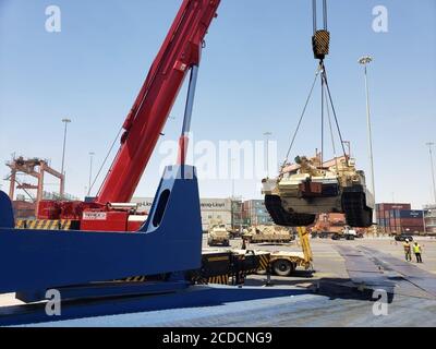 Ein M1A2 Abrams Tank mit der 2/1 Panzerbrigade Kampfteam wird durch Kran während der Bewegungsvorbereitung nach dem Download von der MV Resolve im Hafen von Shuaiba, Kuwait, 16. August 2020 gehoben. (USA Armee Foto von Sgt. Raul Vega) Stockfoto