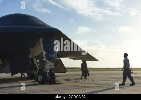 Mitglieder der U.S. Air Force des 393rd Expeditionary Bomb Squadron, Whiteman Air Force Base, Missouri, Marschall in einem B-2 Spirit Stealth Bomber in der Naval Support Facility Diego Garcia, um eine Bomber Task Force Mission zu unterstützen, 19. August 2020. Bomber Task Force-Missionen helfen dabei, globale Stabilität und Sicherheit zu erhalten und ermöglichen es Einheiten, sich mit Operationen in verschiedenen Regionen vertraut zu machen. Bomber Task Force Einsätze testen die Bereitschaft der Airmen und Ausrüstung, an jedem beliebigen Standort zu arbeiten, um Verbündeter Partnerschaft und globale Stabilität zu erhalten. (USA Luftwaffe Foto von Senior Airman Alexandria L Stockfoto