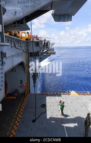 200823-N-NJ919-1309 PHILIPPINISCHES MEER (AUG 23, 2020) die der 31. Marine Expeditionary Unit zugeordneten Marineinfanteristen führen Schnellseil-Erhaltungsschulungen an Bord des nach vorne eingesetzten amphibischen Sturmschiffs USS America (LHA 6) durch. Amerika, Flaggschiff der America Expeditionary Strike Group, ist im Verantwortungsbereich der 7. Flotte der USA tätig, um die Interoperabilität mit Verbündeten und Partnern zu verbessern und als einsatzbereite Einsatztruppe für die Aufrechterhaltung von Sicherheit und Stabilität in der Indo-Pazifik-Region zu dienen. (USA Navy Foto von Mass Communication Specialist 3rd Class Walter Estrada) Stockfoto
