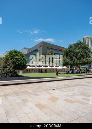 Die Halle in Lower North Shore und Westfield Chatswood Hintergrund Verschwimmen Sie an einem sonnigen Sommernachmittag Stockfoto