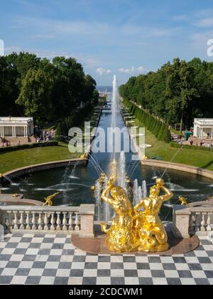 Blick auf den unteren Park und die Statuen der großen Kaskade, Peterhof, Russland Stockfoto