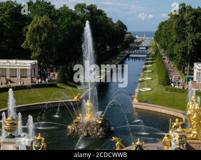 Blick auf den unteren Park und die Statuen der großen Kaskade, Peterhof, Russland Stockfoto