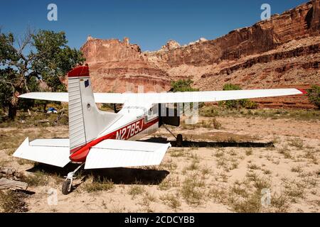 Ein Cessna 185 Skywagon der Utah Backcountry Pilots Association parkte an der abgelegenen mexikanischen Bergflugbahn auf dem San Rafael Swell in Utah. Stockfoto