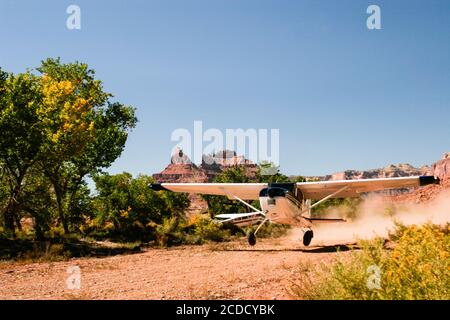 Ein Cessna 185 Skywagon der Utah Backcountry Pilots Association hebt vom abgelegenen mexikanischen Bergflugplatz auf dem San Rafael Swell in Utah ab. Stockfoto