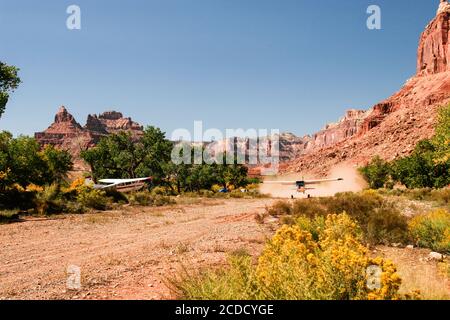 Ein Cessna 185 Skywagon der Utah Backcountry Pilots Association hebt vom abgelegenen mexikanischen Bergflugplatz auf dem San Rafael Swell in Utah ab. Stockfoto