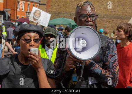 Die Organisatoren der Million Menschen marschieren, ein Anti-Rassismus-Protest Sasha Johnson (L) und Ken Hinds auf dem Windrush Platz während des jährlichen Emancipation Day. Die Aktivisten haben dazu aufgerufen, sich am 30. August, dem ersten Tag des Westlondoner Karnevals, in Notting Hill zu versammeln, der in diesem Jahr abgesagt wird. Stockfoto