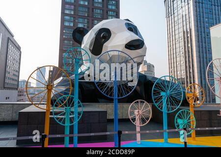 Riesiger Panda auf dem Dach eines Einkaufszentrums Chengdu Stockfoto