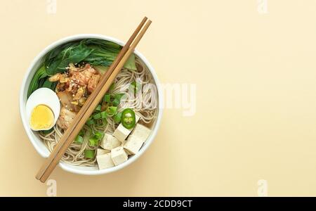 Miso Ramen Asiatische Nudeln mit Ei, Tofu und pak Choi Kohl in Schüssel. Japanische Küche. Stockfoto