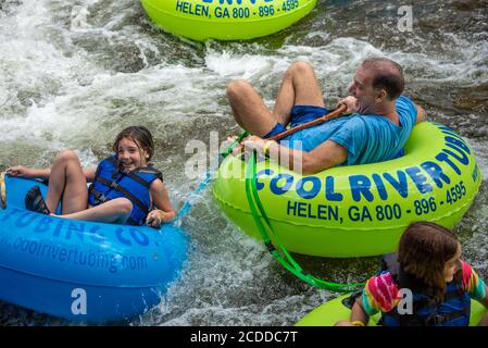 Familienspaß auf dem Chattahoochee River in den North Georgia Mountains in Helen, Georgia. (USA) Stockfoto