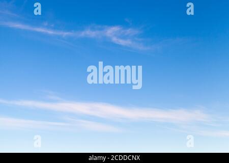 Blauer Himmel mit windigen dünnen Zirruswolken am Tag, natürliche Hintergrund Foto Textur Stockfoto