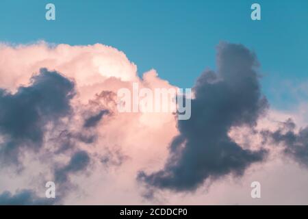 Rosa und dunkelgraue Wolken in einem Morgenhimmel, natürliche Hintergrund Foto Textur Stockfoto