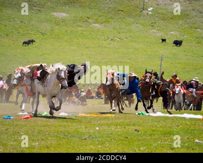 Kham Männer verkleiden sich für das jährliche unterhaltsame House Racing Festival in der Nähe von Litang Stadt. Stockfoto