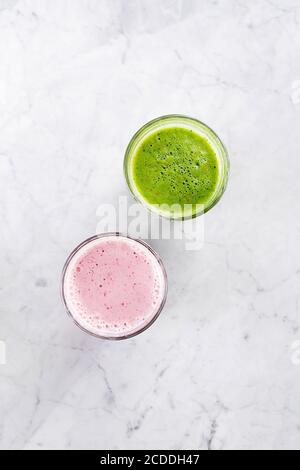 Zwei Gläser mit buntem Gemüse und Obst Smoothie. Draufsicht mit Kopierer. Sommer Gesundes Getränk Stockfoto