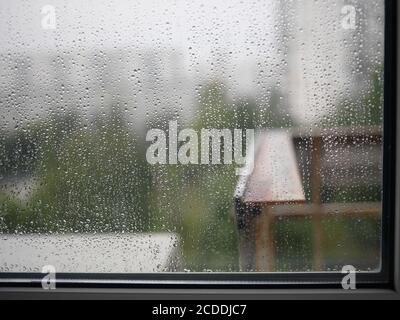 Nahaufnahme der Regentropfen an einem Fenster, Tagesaufnahme Stockfoto