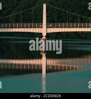 Langspannige Kabelbrücke vom Seeufer zum Wassereinlaufturm des Sayama-Sees in der Präfektur Saitama, Japan. Der See ist einer der primären sauren Stockfoto