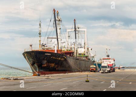 Colombo, Sri Lanka - 25. November 2019: General Cargo Ship Stella Beauty liegt im Hafen von Colombo in Sri Lanka. Stockfoto