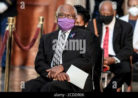 -Washington, District of Columbia - 20200727 Politiker, Familienmitglieder und die Öffentlichkeit zahlen ihre Achtung als US-Vertreter John Lewis (Demokrat von Georgia) liegt in Staat an der US-Capitol Rotunde. Lewis, eine Bürgerrechtikone und ein leidenschaftlicher Verfechter der Stimmrechte für Afroamerikaner, wird im Staat am Kapitol liegen. Lewis starb am 17. Juli im Alter von 80 Jahren. - IM BILD: James Clyburn -FOTO von: Michael A. McCoy/CNP/startraksphoto.com -072720 Lewis-Remembrance-Pool 195 Dies ist ein redaktionelles, lizenzpflichtige Bild. Bitte kontaktieren Sie Startraks Photo für Lizenzgebühren und Rechte infor Stockfoto