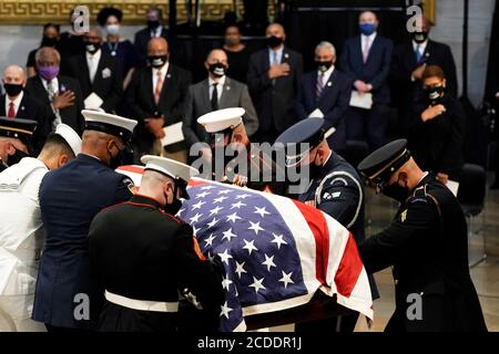 -Washington, District of Columbia - 20200727 Politiker, Familienmitglieder und die Öffentlichkeit zahlen ihre Achtung als US-Vertreter John Lewis (Demokrat von Georgia) liegt in Staat an der US-Capitol Rotunde. Lewis, eine Bürgerrechtikone und ein leidenschaftlicher Verfechter der Stimmrechte für Afroamerikaner, wird im Staat am Kapitol liegen. Lewis starb am 17. Juli im Alter von 80 Jahren. -BILD: Atmosphäre -FOTO von: J. Scott Applewhite/CNP/startraksphoto.com -072720 Lewis-Remembrance-Pool 214 Dies ist ein redaktionelles, lizenzpflichtige Bild. Bitte kontaktieren Sie Startraks Photo für Lizenzgebühren und Rechte informieren Stockfoto