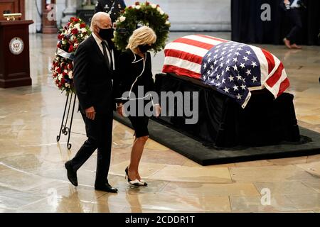 -Washington, District of Columbia - 20200727 Politiker, Familienmitglieder und die Öffentlichkeit zahlen ihre Achtung als US-Vertreter John Lewis (Demokrat von Georgia) liegt in Staat an der US-Capitol Rotunde. Lewis, eine Bürgerrechtikone und ein leidenschaftlicher Verfechter der Stimmrechte für Afroamerikaner, wird im Staat am Kapitol liegen. Lewis starb am 17. Juli im Alter von 80 Jahren. - IM BILD: Joe Biden, Jill Biden -FOTO von: J. Scott Applewhite/CNP/startraksphoto.com -072720 Lewis-Remembrance-Pool 237 Dies ist ein redaktionelles, lizenzpflichtig Bild. Bitte kontaktieren Sie Startraks Photo für Lizenzgebühren und r Stockfoto