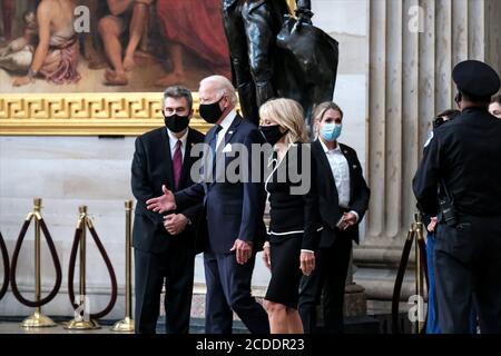 -Washington, District of Columbia - 20200727 Politiker, Familienmitglieder und die Öffentlichkeit zahlen ihre Achtung als US-Vertreter John Lewis (Demokrat von Georgia) liegt in Staat an der US-Capitol Rotunde. Lewis, eine Bürgerrechtikone und ein leidenschaftlicher Verfechter der Stimmrechte für Afroamerikaner, wird im Staat am Kapitol liegen. Lewis starb am 17. Juli im Alter von 80 Jahren. - IM BILD: Joe Biden, Jill Biden -FOTO von: Michael A. McCoy/CNP/startraksphoto.com -072720 Lewis-Remembrance-Pool 202 Dies ist ein redaktionelles, lizenzpflichtig Bild. Bitte kontaktieren Sie Startraks Photo für Lizenzgebühren und righ Stockfoto