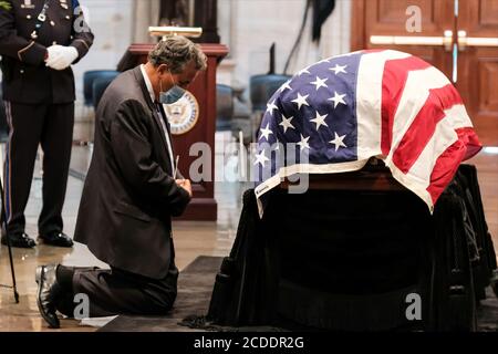 -Washington, District of Columbia - 20200727 Politiker, Familienmitglieder und die Öffentlichkeit zahlen ihre Achtung als US-Vertreter John Lewis (Demokrat von Georgia) liegt in Staat an der US-Capitol Rotunde. Lewis, eine Bürgerrechtikone und ein leidenschaftlicher Verfechter der Stimmrechte für Afroamerikaner, wird im Staat am Kapitol liegen. Lewis starb am 17. Juli im Alter von 80 Jahren. -BILD: Juan Carlos Vargas -FOTO von: Michael A. McCoy/CNP/startraksphoto.com -072720 Lewis-Remembrance-Pool 174 Dies ist ein redaktionelles, lizenzpflichtige Bild. Bitte kontaktieren Sie Startraks Photo für Lizenzgebühren und Rechte Stockfoto