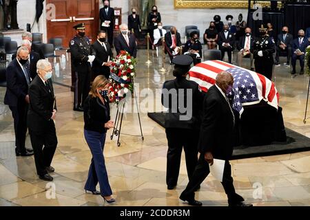 -Washington, District of Columbia - 20200727 Politiker, Familienmitglieder und die Öffentlichkeit zahlen ihre Achtung als US-Vertreter John Lewis (Demokrat von Georgia) liegt in Staat an der US-Capitol Rotunde. Lewis, eine Bürgerrechtikone und ein leidenschaftlicher Verfechter der Stimmrechte für Afroamerikaner, wird im Staat am Kapitol liegen. Lewis starb am 17. Juli im Alter von 80 Jahren. -BILD: Atmosphäre -FOTO von: J. Scott Applewhite/CNP/startraksphoto.com -072720 Lewis-Remembrance-Pool 221 Dies ist ein redaktionelles, lizenzpflichtige Bild. Bitte kontaktieren Sie Startraks Photo für Lizenzgebühren und Rechte informieren Stockfoto