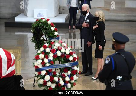 -Washington, District of Columbia - 20200727 Politiker, Familienmitglieder und die Öffentlichkeit zahlen ihre Achtung als US-Vertreter John Lewis (Demokrat von Georgia) liegt in Staat an der US-Capitol Rotunde. Lewis, eine Bürgerrechtikone und ein leidenschaftlicher Verfechter der Stimmrechte für Afroamerikaner, wird im Staat am Kapitol liegen. Lewis starb am 17. Juli im Alter von 80 Jahren. - IM BILD: Joe Biden, Jill Biden -FOTO von: Matt McClain/CNP/startraksphoto.com -072720 Lewis-Remembrance-Pool 280 Dies ist ein redaktionelles, lizenzpflichtig Bild. Bitte kontaktieren Sie Startraks Photo für Lizenzgebühren und Rechte i Stockfoto