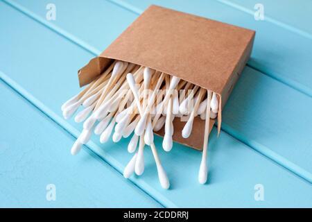 Öko Kosmetiksticks in einer Box. Holzstäbchen zum Reinigen der Ohren. Stockfoto