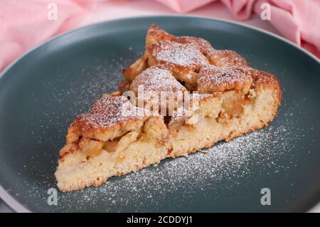 Stück Apfelkuchen mit Zimt, hausgemachte Bäckerei, freesh Dessert. Kuchen mit Birne. Stockfoto