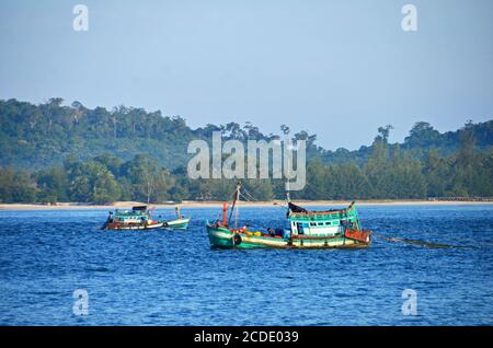 Fischerboote vertäuten im Kanal zwischen der Insel Koh Rong und dem privaten Inselresort Song Saa, Kambodscha Stockfoto