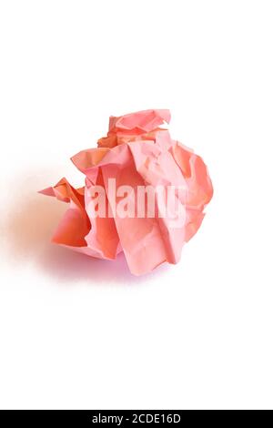 Zerknittertes orangefarbenes Papier isoliert auf Weiß. Vertikal Stockfoto