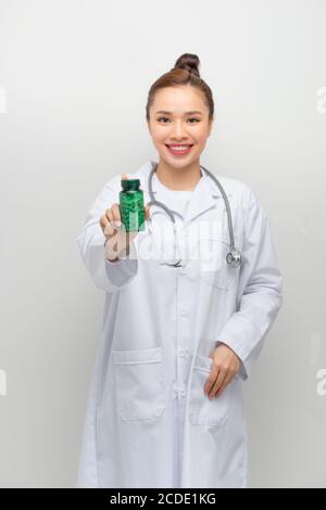 Weiße Pillen in einem Glas einer Ärztin. Der Arzt zeigt die Vitaminkapseln.Medizinische Kapseln. Stockfoto