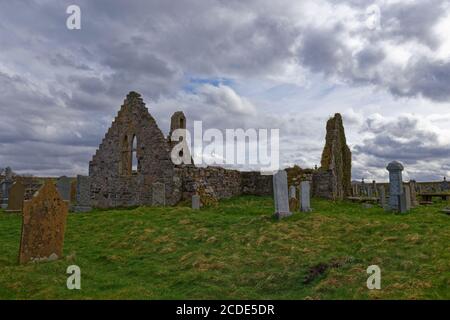 Die verlassenen Ruinen der Balnakiel Kirche und Friedhof in der Nähe von Durness an der Nordküste Schottlands an einem bewölkten Tag im April. Stockfoto