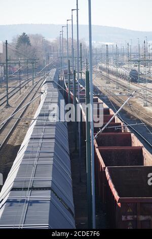 Vertikale Aufnahme von Eisenbahn- und Eisenbahnschienen in Regensburg Stockfoto
