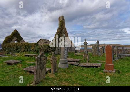 Balnakiel Kirche und Friedhof in der Nähe des Long Sandy Beach, mit seinen Efeu bedeckten Steinmauern und zufällig Grabsteine. Stockfoto