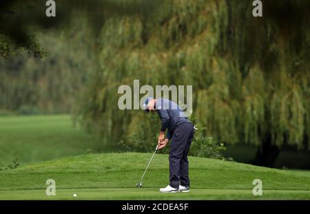 Englands Lee Westwood putts auf dem 1. Grün während des zweiten Tages der ISPS HANDA UK Championship am Belfry, Sutton Coldfield. Stockfoto