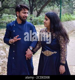 New Delhi Indien – November 25 2019 : EIN Paar Pose für Pre Wedding Shoot in Lodhi Garden Delhi, ein beliebtes Touristenziel in Neu Delhi Indien, für Stockfoto