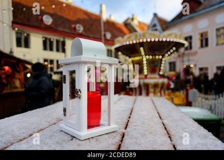 Laterne mit Kerze auf Holztisch im Winter Weihnachtsmarkt In Tallinn Stockfoto