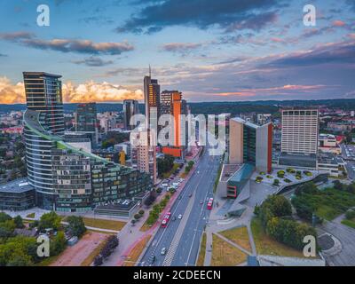 Wolkenkratzer von Vilnius im Abendlicht Stockfoto