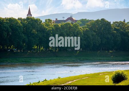 UZHHOROD, UKRAINE - 04. JUNI 2017. Schöner sonniger Morgen in uzhgorod. Ufer der uzh im Sommer Stockfoto
