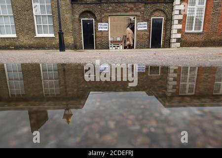 Mitglied der Öffentlichkeit, die das Wahllokal des Royal Hospital Chelsea betritt, um im britischen Referendum darüber abzustimmen, ob sie Teil der Europäischen Union bleiben oder gehen. The Royal Hospital Chelsea, London, Großbritannien. 23 Juni 2016 Stockfoto