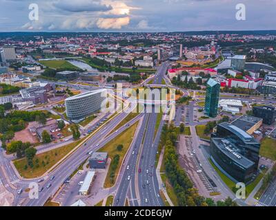 Vilnius Verkehr im Abendlicht, Luftaufnahme Stockfoto