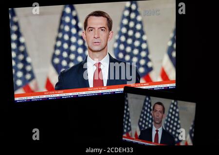 Washington, USA. August 2020. Foto aufgenommen in Arlington, Virginia, USA, 27. August 2020 zeigt Bildschirme, auf denen der republikanische Senator Tom Cotton während der 2020 Republikanischen Nationalkonvention von Washington, DC spricht.Quelle: Liu Jie/Xinhua/Alamy Live News Stockfoto