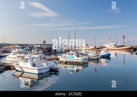 Husavik, Island- 25. August 2015: Kutter im Hafen, derzeit für Walbeobachtungsfahrten genutzt. Stockfoto